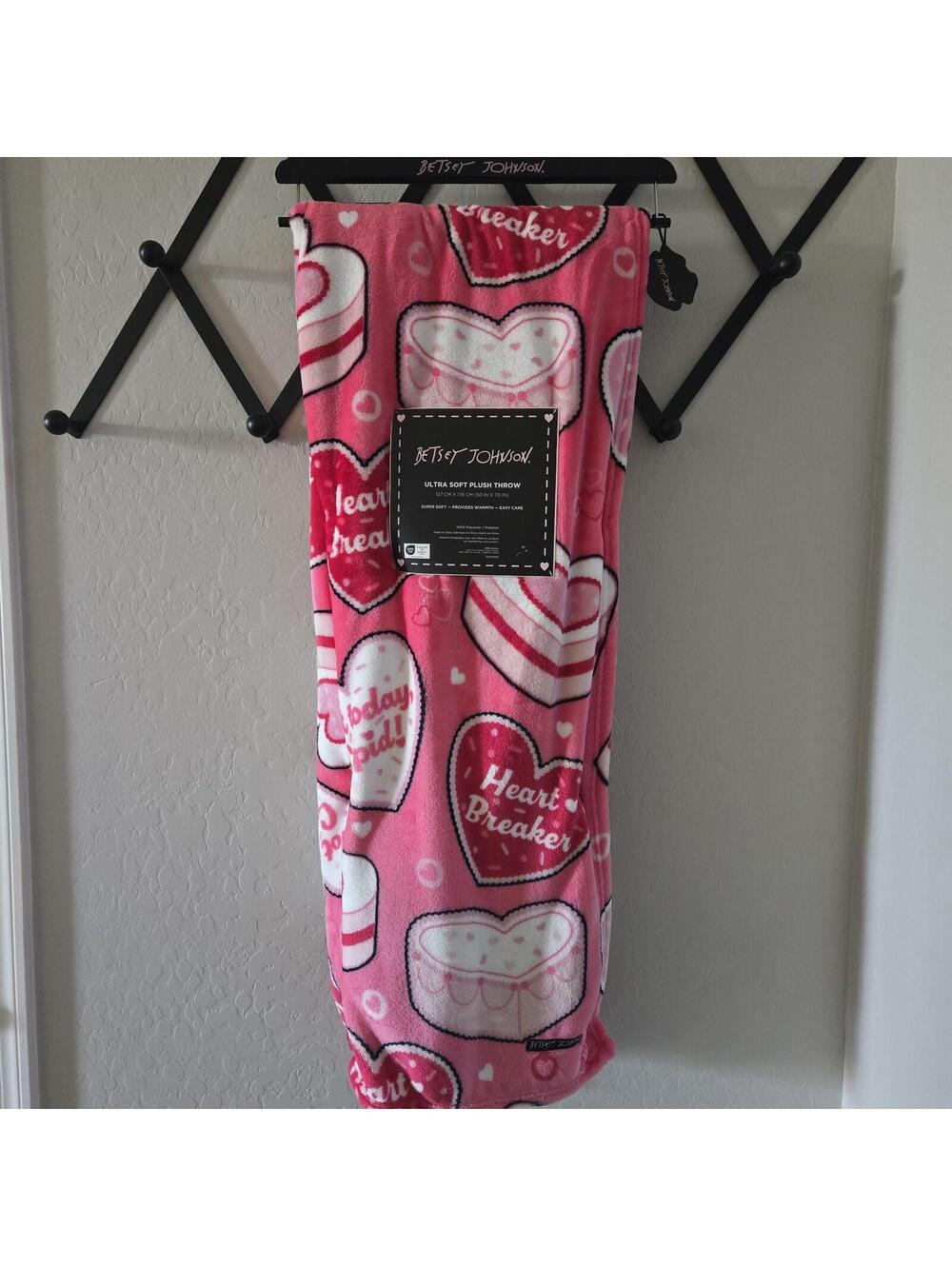 Betsey Johnson Soft Plush Throw Blanket 50x70 Valentines Heart Cakes Pink NWT